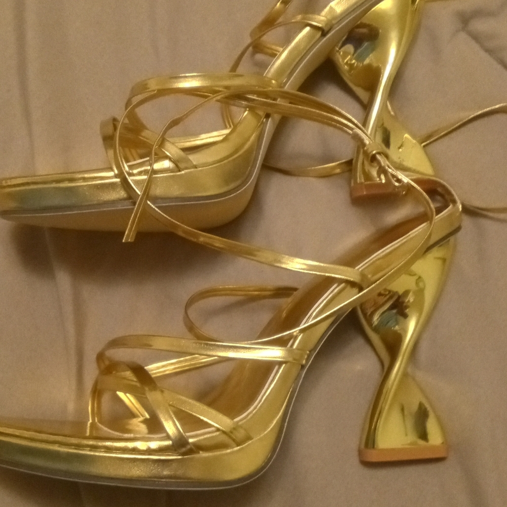 Gold heels - Picture 2 of 3